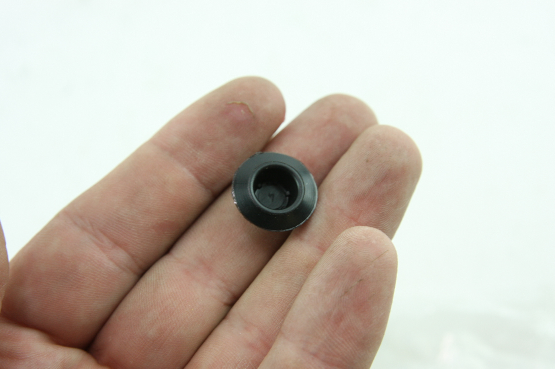 **** New OEM GM 10409379 General Motors Hole Plug Small Black Rubber 17mm Wide - image 3