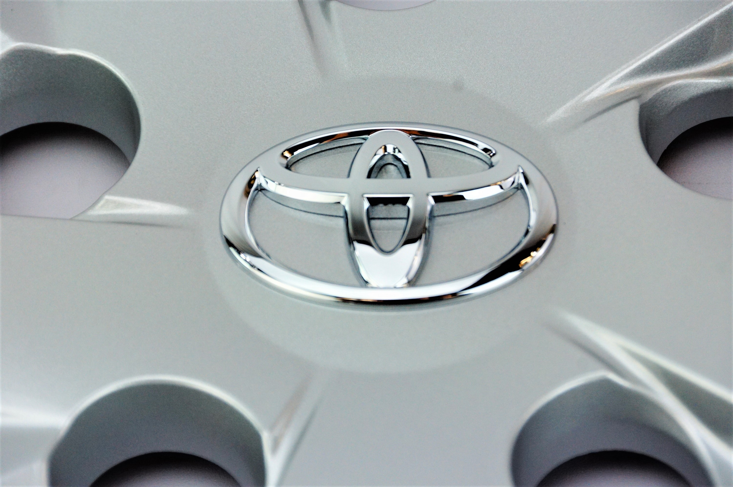 Genuine OEM 42602-47090 Toyota Wheel Cover Hub Cap 2012-2014 Prius V - image 2