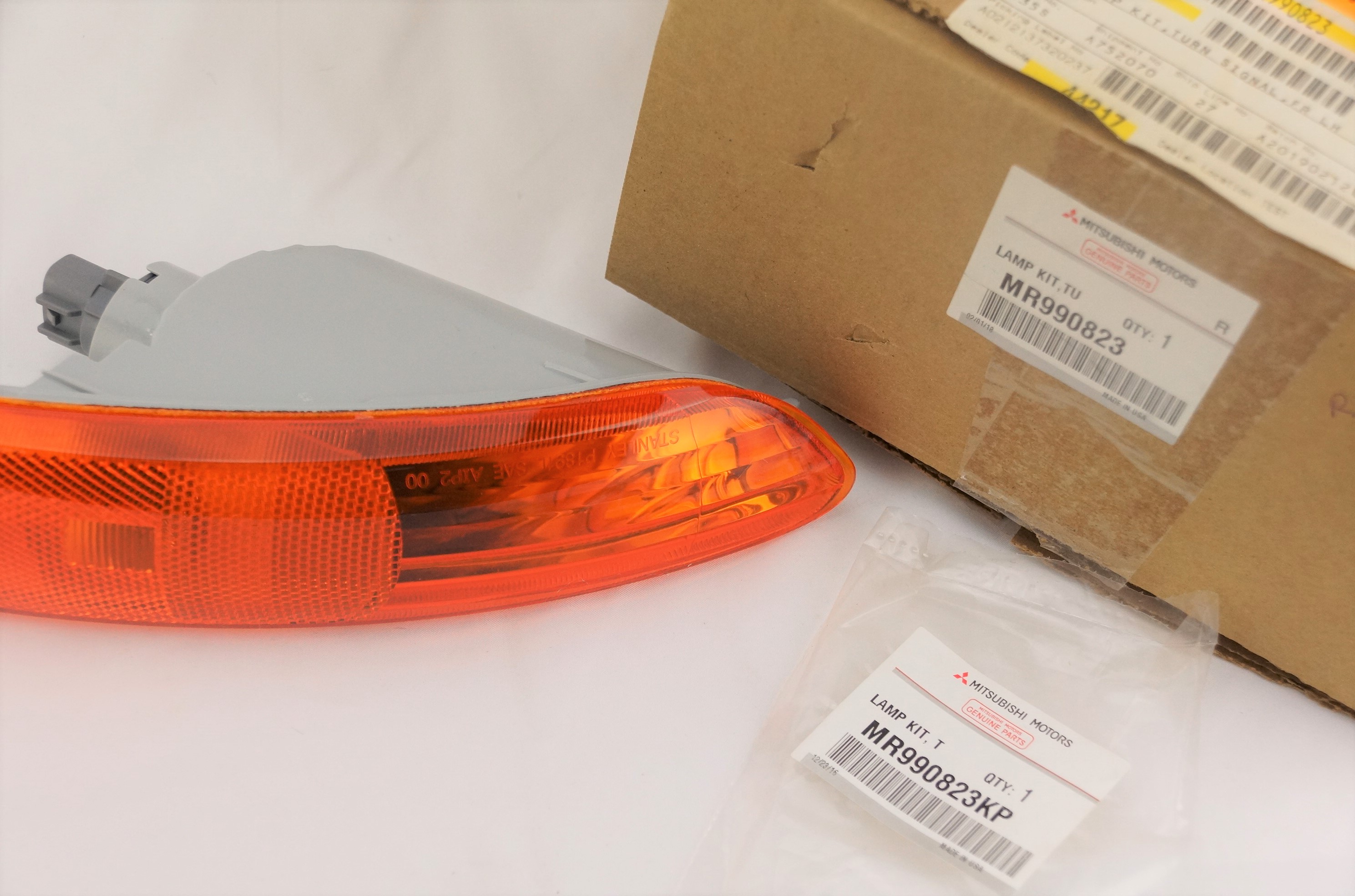 Genuine OEM MR990823 Mitsubishi Eclipse Driver Left Turn Signal Light Lamp - image 8