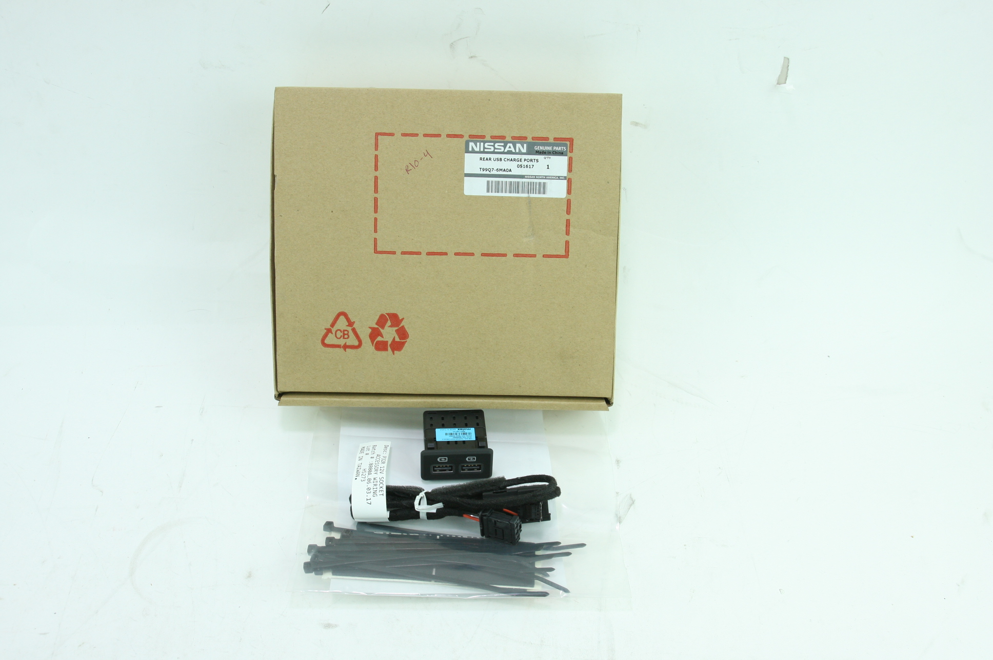 Genuine Nissan Rear USB Charging Ports New OEM T99Q7-6MA0A Fast Free Shipping - image 1