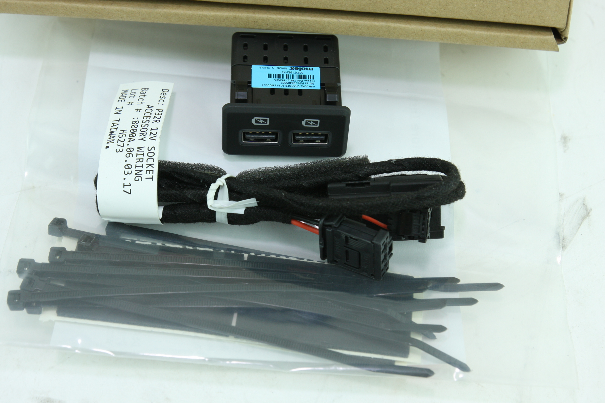 Genuine Nissan Rear USB Charging Ports New OEM T99Q7-6MA0A Fast Free Shipping - image 3